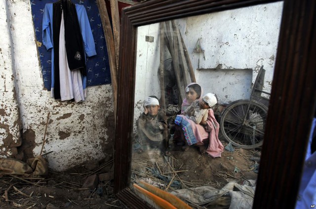 
Hình ảnh những đứa trẻ phản chiếu nằm trên mặt đất trong ngôi nhà bị phá hủy bởi động đất ở Peshawar, Pakistan được phản chiếu qua gương.
