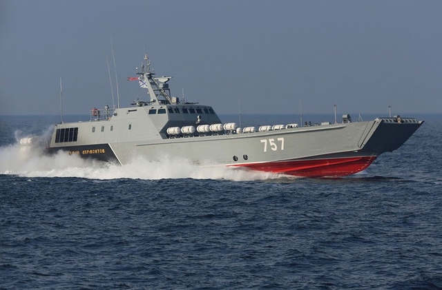 
Vậy tàu đổ bộ Dyugon có khả năng gì đặc biệt? Theo giới thiệu của Nhà máy Yaroslavsky, các tàu lớp Dyugon được trang bị 2 động cơ diesel M507A-2D với công suất mỗi động cơ lên đến 9.000 mã lực, giúp tàu đạt tốc độ 35 hải lý/h.
