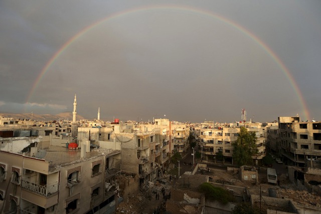 Cầu vồng xuất hiện trên những ngôi nhà bị phá hủy bởi nội chiến ở thành phố Damascus, Syria.