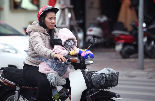 Càng về chiều thời tiết càng lạnh, các em nhỏ được bố mẹ trang bị đầy đủ đồ ấm khi ra đường.