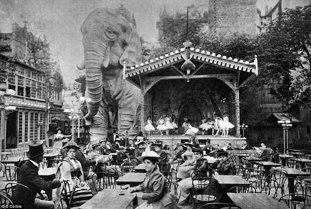 
Danh tiếng của hộp đêm nổi tiếng nhất kinh đô hoa lệ thậm chí còn vang xa hơn với chú voi gỗ khổng lồ được dựng lên vào năm 1900. 
