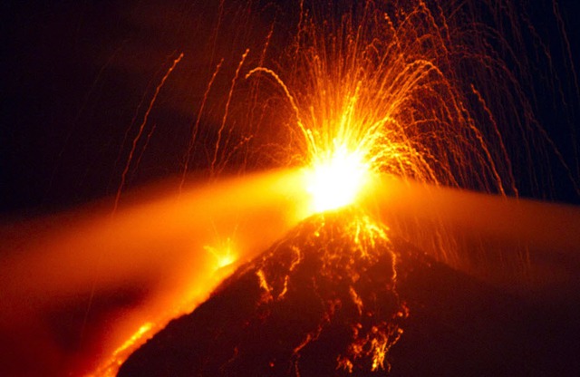 Dung nham phun trào từ miệng núi lửa Volcan de Fuego gần thành phố San Juan de Alotenango, Guatemala.