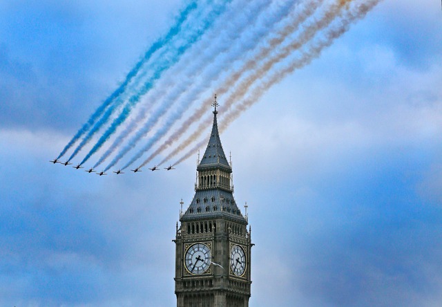 Phi đội Red Arrows của Không quân Hoàng gia Anh trình diễn bay đội hình trên bầu trời London.