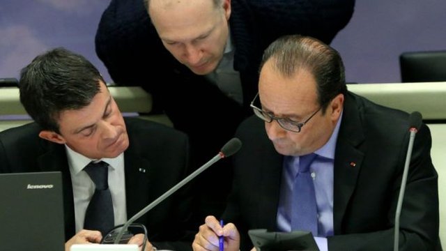 
Ông Hollande kí lệnh ban bố tình trạng khẩn cấp toàn quốc và đóng cửa biên giới.
