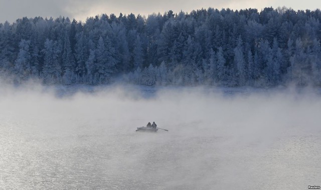 Hai người đàn ông chèo thuyền trong màn sương mờ trên sông Yenisei ở ngoại ô thành phố Krasnoyarsk ở Siberia, Nga.