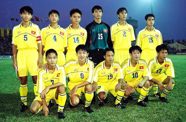 
Minh Đức đeo băng đội trưởng U16 Việt Nam năm 2000.

