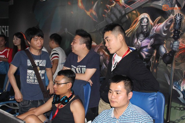 
Game thủ Trung Quốc thoải mái, hạnh phúc khi được cổ vũ tại Việt Nam.

