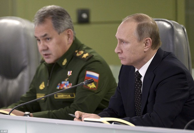 
Tổng thống Nga Vladimir Putin tỏ ra khá bình thản trong cuộc họp liên quan đến chiến dịch của không quân Nga tại Syria do ông chủ trì.
