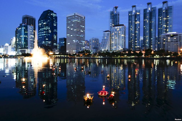 Đèn hoa đăng vào dịp lễ hội Loy Krathong trong một công viên ở Bangkok, Thái Lan.