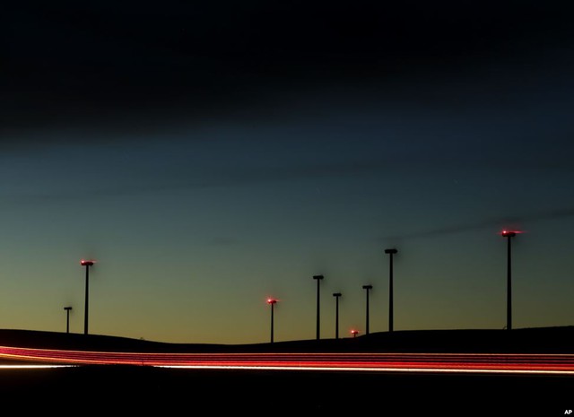 Những tua bin gió quay tít để tạo ra điện tại một trang trại phong điện gần thành phố Ellsworth, bang Kansas, Mỹ.