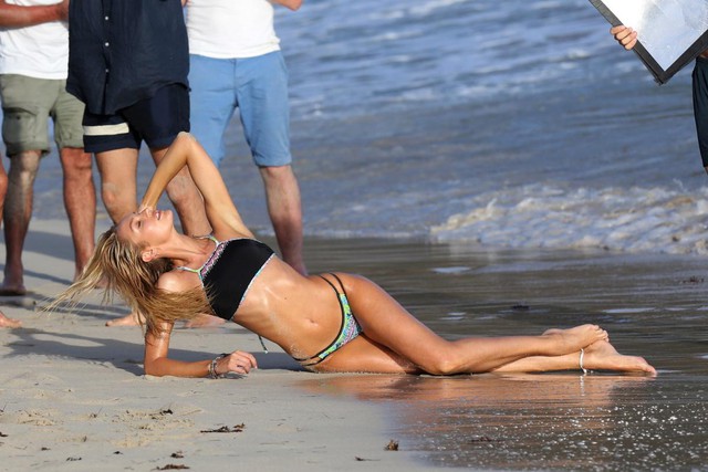 
Hình ảnh đầy quyến rũ của Candice Swanepoel khi nằm trên trên bãi biển.
