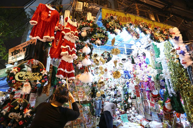 
Gần đến dịp Giáng sinh, phố cổ Hà Nội bày bán nhiều mặt hàng trang trí lung linh sắc màu
