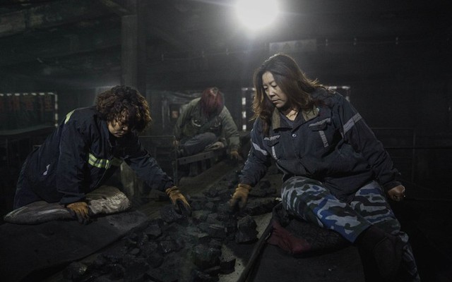 
Công nhân đang phân loại than tại một mỏ khai thác. Với việc phụ thuộc chủ yếu vào năng lượng từ than, Trung Quốc chiếm 1/3 tổng lượng khí CO2 của toàn thế giới.
