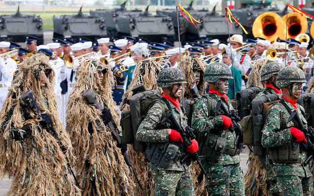 Lực Lượng Đặc nhiệm Philippines diễu hành qua khán đài trong lễ kỷ niệm 80 năm ngày thành lập AFP.