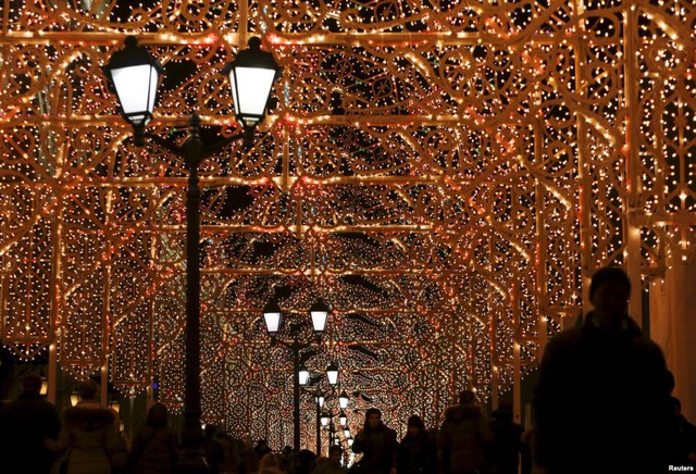 Mọi người đi dọc đường phố được trang trí bằng đèn màu lung linh trong dịp lễ Giáng sinh ở thành phố Moscow, Nga.