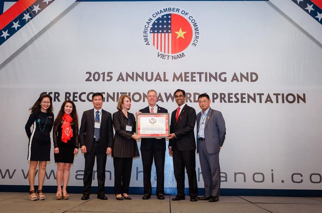 Coca-Cola vừa được trao tặng giải CSR Award 2015 từ AmCham Việt Nam – Hiệp hội Thương mại Hoa Kỳ tại Việt Nam 2015 vì những chương trình trách nhiệm xã hội doanh nghiệp (CSR)  đã thực hiện trong nhiều năm qua tại Việt Nam