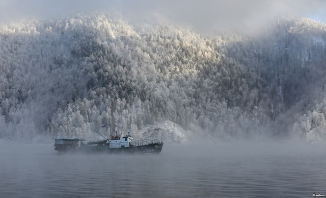 Một chiếc tàu chạy dọc sông Yenisei dưới trong điều kiện thời tiết lạnh dưới -20 độ C ở thành phố Krasnoyarsk, Nga.