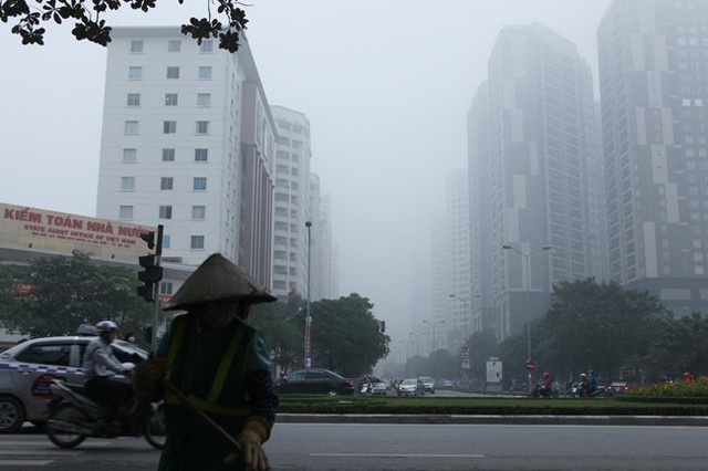 
Trên đường Hoàng Đạo Thúy bao phủ một màu trắng đục, các tòa nhà hai bên đường cũng mất nóc. Ảnh chụp lúc 7h45 sáng
