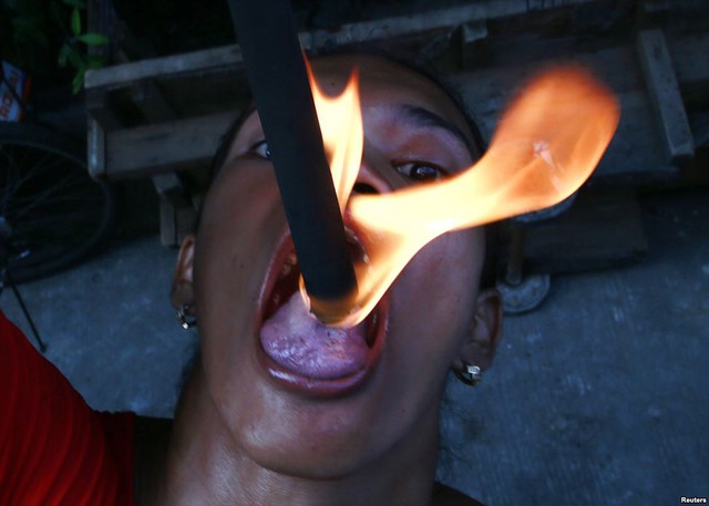 Người đàn ông trình diễn màn ăn lửa nguy hiểm ở thành phố Paranaque, Philippines.