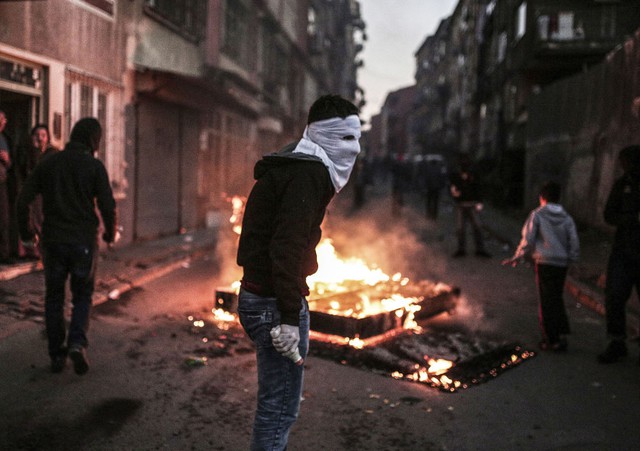 Người biểu tình đeo mặt nạ, cầm bom xăng trong cuộc đụng độ với cảnh sát chống bạo động tại thành phố Istanbul, Thổ Nhĩ Kỳ.