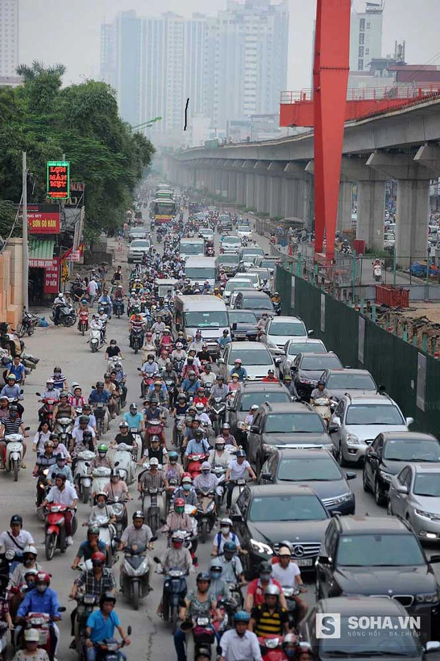 
Trong suốt cả hai khung giờ cao điểm buổi sáng và chiều hàng ngày, tại tuyến đường này thường xuyên xảy ra tình trạng ùn tắc giao thông kéo dài cả chục cây số từ cầu vượt Ngã Tư Sở đến khu vực Trần Phú (quận Hà Đông, Hà Nội).
