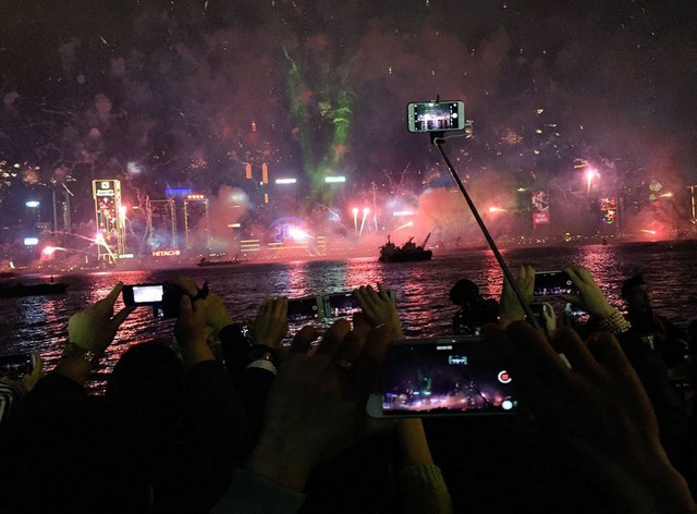 
Người dân Hồng Kông xem bắn pháo hoa ở Vịnh Victoria
