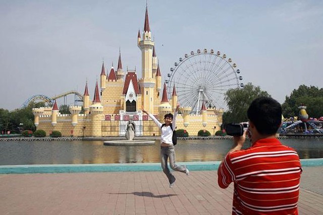 Công viên Disneyland “nhái”  Công viên giải trí Shijingshan ở Bắc Kinh, Trung Quốc được mở cửa vào năm 1986 với khẩu hiệu “Disneyland ở quá xa”. Khi tới thăm công viên này, khách cứ ngỡ mình đang bước vào một công viên chủ đề Disneyland thật.  Năm 2007, Disney đã tiến hành đàm phán với Shijingshan nhằm yêu cầu công viên chấm dứt vi phạm bản quyền. Tuy vậy, thay vì đóng cửa, Shijingshan tiếp tục nâng cấp và mở rộng.