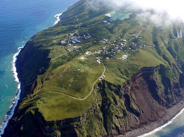 Aogashima vẫn được xem là một ngọn núi lửa Class-C còn hoạt động, mặc dù lần cuối cùng nó phun trào vào những năm 1780. Khi đó, nó đã giết chết gần một nửa dân số sống trên đảo và buộc những người còn lại phải chạy trốn. Năm mươi năm sau đó, những người dân may mắn trốn thoát đã quay trở lại. Ngày nay có khoảng 200 dân dũng cảm sinh sống trên hòn đảo này. 