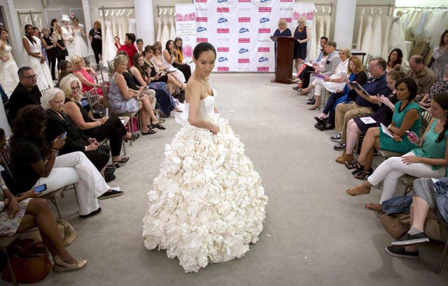 váy cưới, giấy vệ sinh