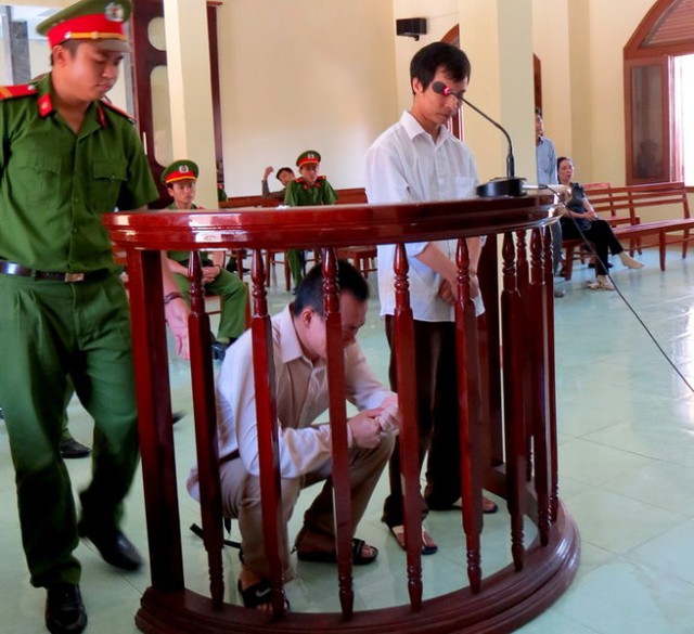 
Bị cáo Phạm Thanh Đại đổ sụp xuống và bật khóc khi tòa tuyên tăng án phạt từ 20 năm lên chung thân

