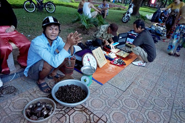 Từ những con trai, ốc đến những đồ dùng cũ, mới đều được bày bán tại khu chợ này.