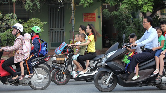 Những kiểu treo tính mạng trẻ trên phố Mạc Thái Tổ.