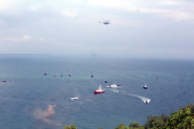 
Máy bay chuyên dụng, tàu thuyền tiếp cận vị trí tàu bay rơi
