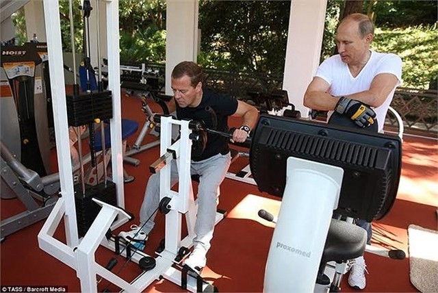 
Tổng thống Nga Putin và Thủ tướng Medvedev trong phòng GYM
