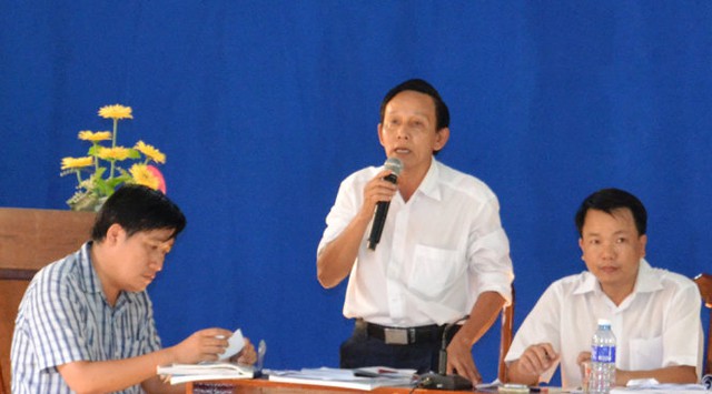 Ông Huỳnh Điệp, cán bộ trung tâm phát triển quỹ đất (ngoài cùng bên trái), tại buổi đối thoại với dân chiều 11-11 - Ảnh: Lê Trung