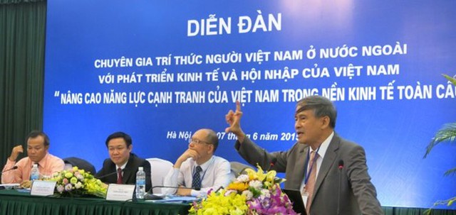 Các nhà khoa học đóng góp ý kiến tại diễn đàn.