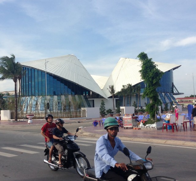 
Trung tâm triển lãm văn hóa nghệ thuật và nhà hát Cao Văn Lầu - nhà hát ba nón lá (Bạc Liêu) - có vốn đầu tư 222 tỉ đồng - Ảnh: Chí Quốc
