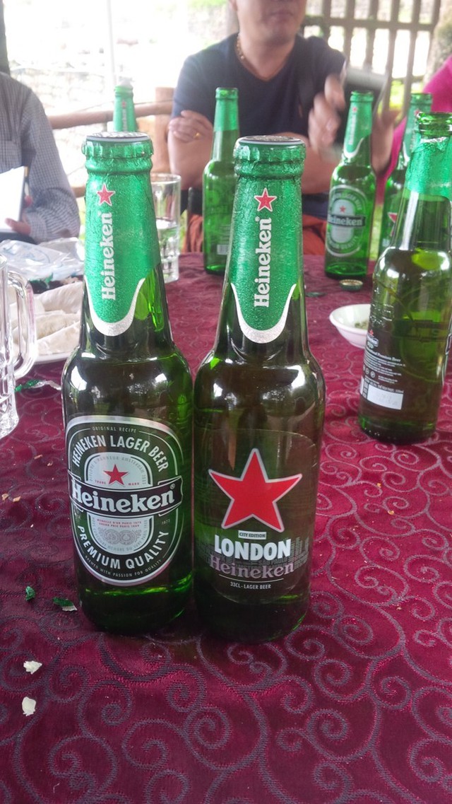 Mặt trước của chai bia Heineken hết hạn.