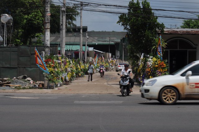 Các vòng hoa được sắp xếp thành hàng dài từ trong nhà ra tận đầu hẻm - Ảnh: Đức Trong