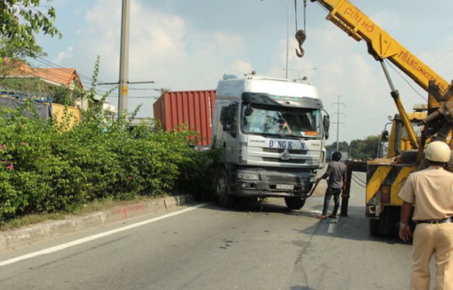 Xe container gây tai nạn.