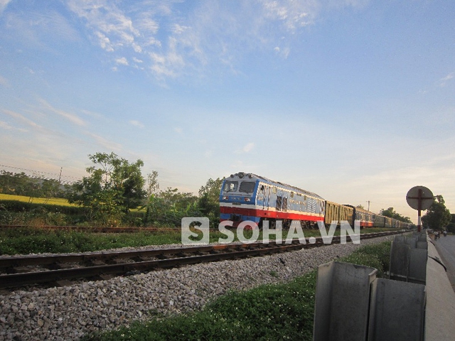 Tàu TN SE 8 thông qua ga Yên Lý sau khi đã giải phóng đường sắt.