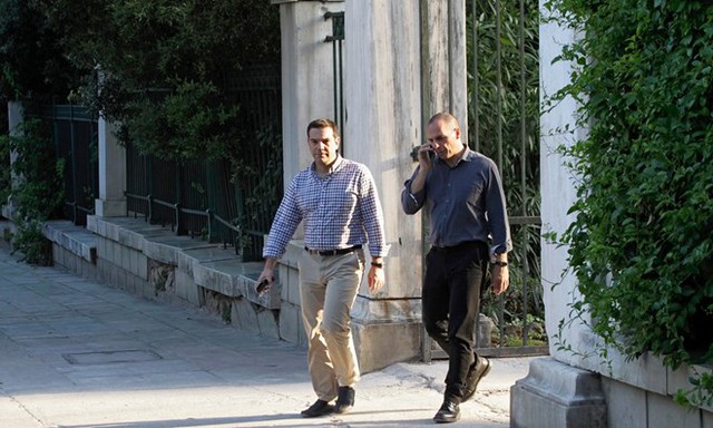 Thủ tướng Alexis Tsipras và Bộ trưởng Bộ Tài chính Yanis Varoufakis đi dạo ở trung tâm thủ đô Athens.