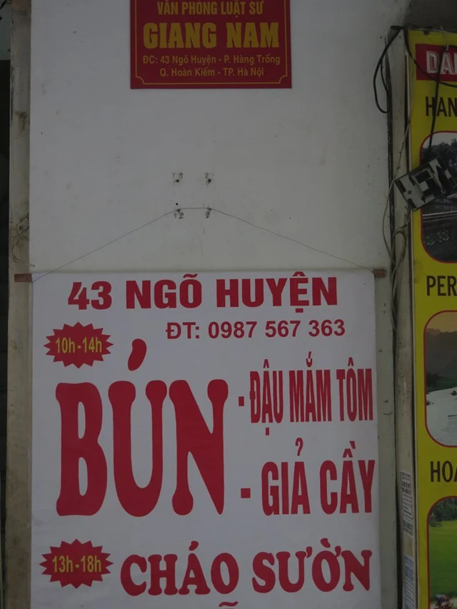 Bảng hiệu bún đậu của chị Hương được đặt ngay dưới bảng hiệu công ty luật của chồng chị.