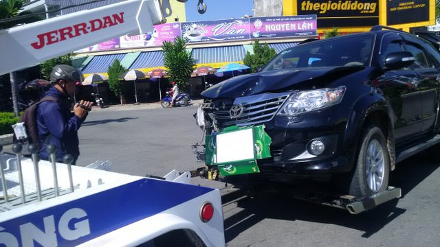 Xe biển số xanh do Viện trưởng VKS lái hư hỏng nặng phần đầu sau tai nạn - Ảnh: Bá Dũng
