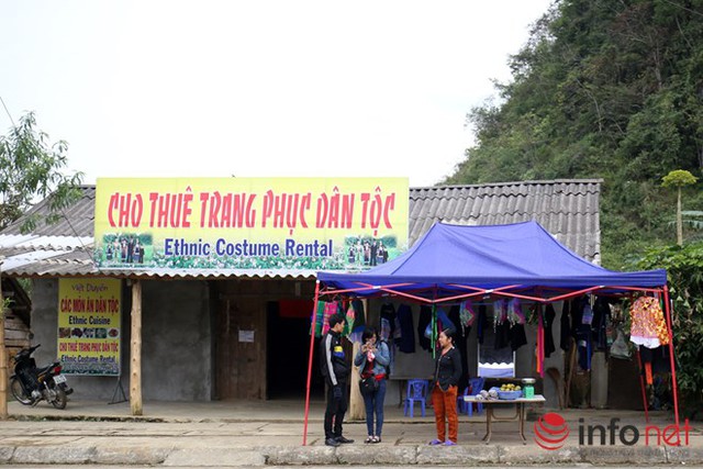 
Ngay gần với địa điểm chụp hoa tam giác mạch người dân cho thuê trang phục dân tộc Puy, Mông, Dao, La Chí, phục vụ du khách du lịch với giá 50.000 vnđ/1 lần.
