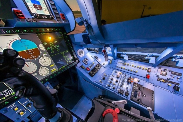Buồng lái hiện đại với hệ thống điều khiển tiên tiến tạo nên sự khác biệt cho dòng Su-35 của Nga.