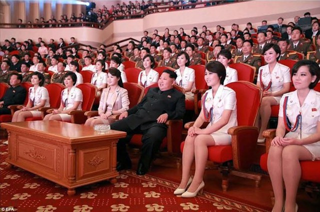Ông Kim Jong-un và phu nhân Ri Sol-ju trong buổi hòa nhạc, xung quanh là các thành viên nhóm nhạc nữ Moranbong. (Nguồn: EPA)