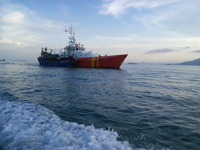 Tàu SAR 412 đang kéo tàu BĐ 96652 TS về bờ.