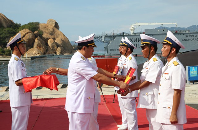Lễ thượng cờ hai tàu ngầm Hải Phòng và Khánh Hòa - Ảnh 2.