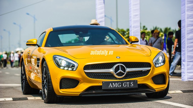 mercedes-AMG-GT-S-(4).jpg